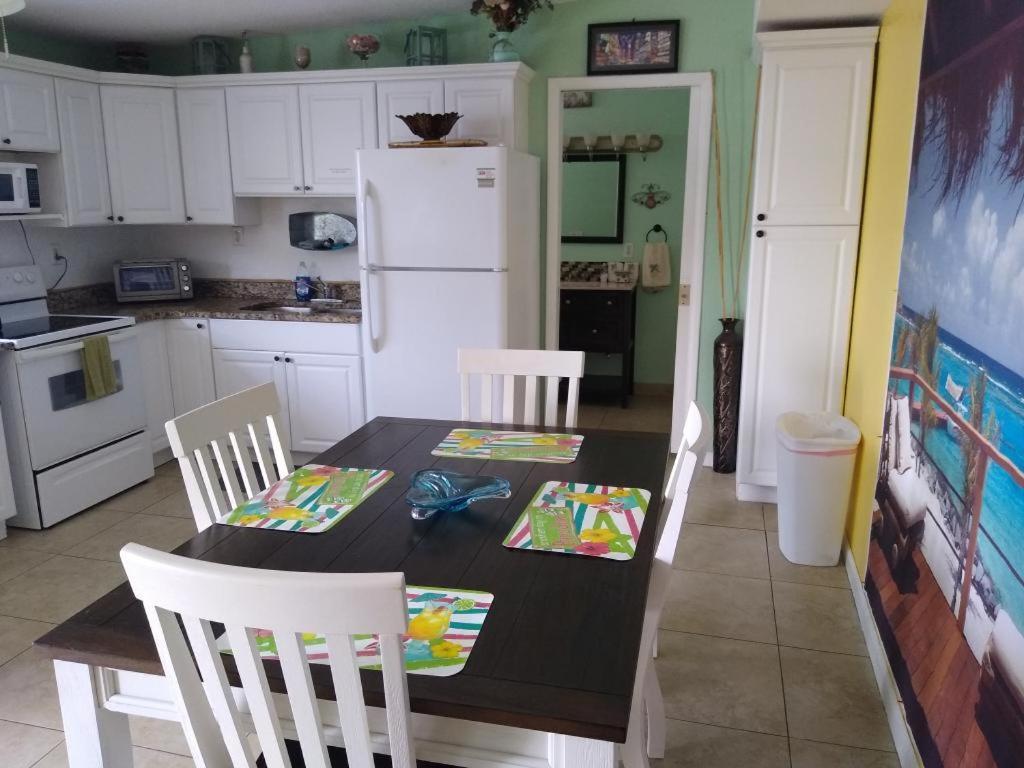 Susan And Ledif's Tropical Hideaway Appartement *